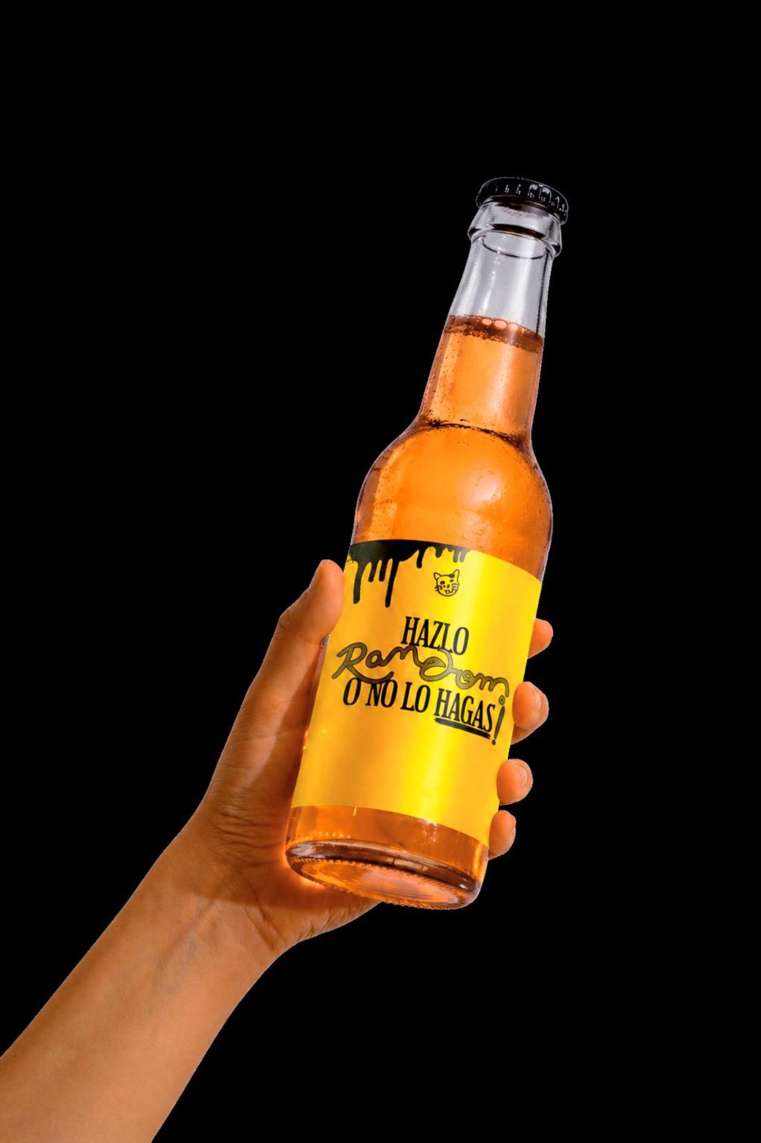 Mano sosteniendo botella Random